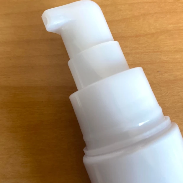 スマホで下向き首シワ...首元が露出する季節だから本腰入れてネックケア　_2_1