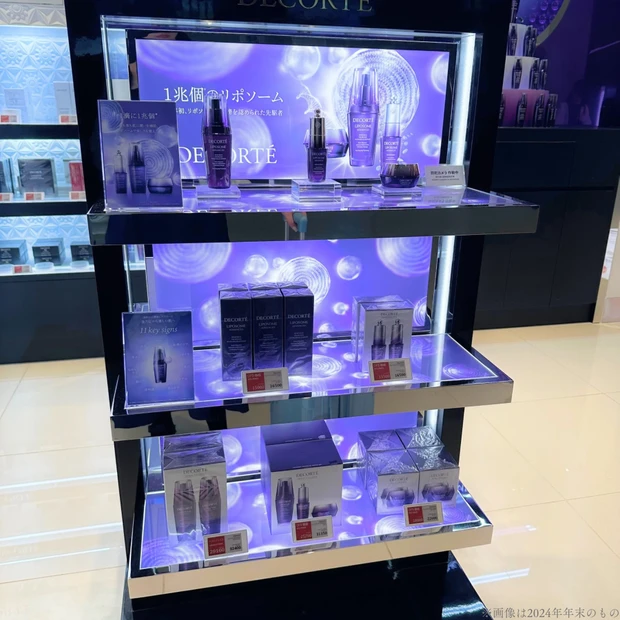 DFS沖縄 免税店 沖縄免税店 DFS沖縄のコスメ売り場の様子 ラグジュアリーな雰囲気のディスプレイが並ぶ コスメデコルテ リポソーム