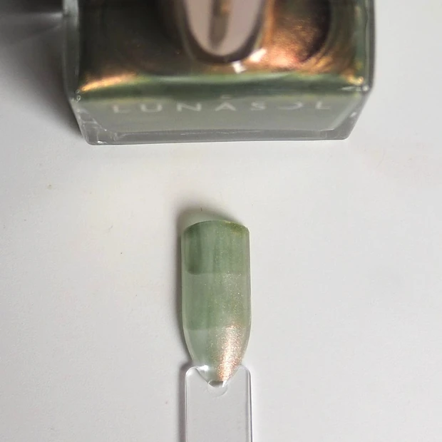 ネイルポリッシュ＜EX54 Iridescent Haze＞のスウォッチ