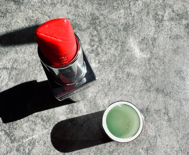 【PRADA BEAUTY（プラダビューティ）リップ】モノクローム　ウェイトレス　リップカラー（スムースナイロン）【2024春新色】ピンクリップはこれに決まり!_4_2