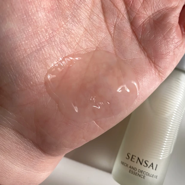 ネック アンド デコルテ エッセンス 着画