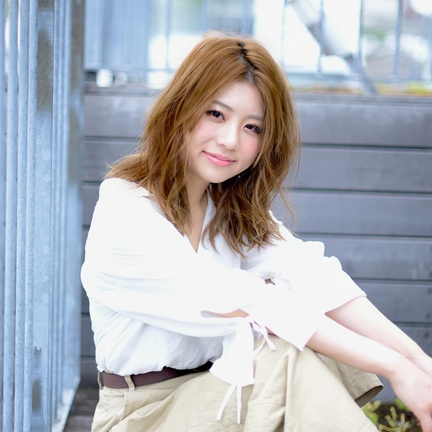 小顔効果も狙える! ツヤのあるハイトーンミディアムで清潔感があるナチュラ…