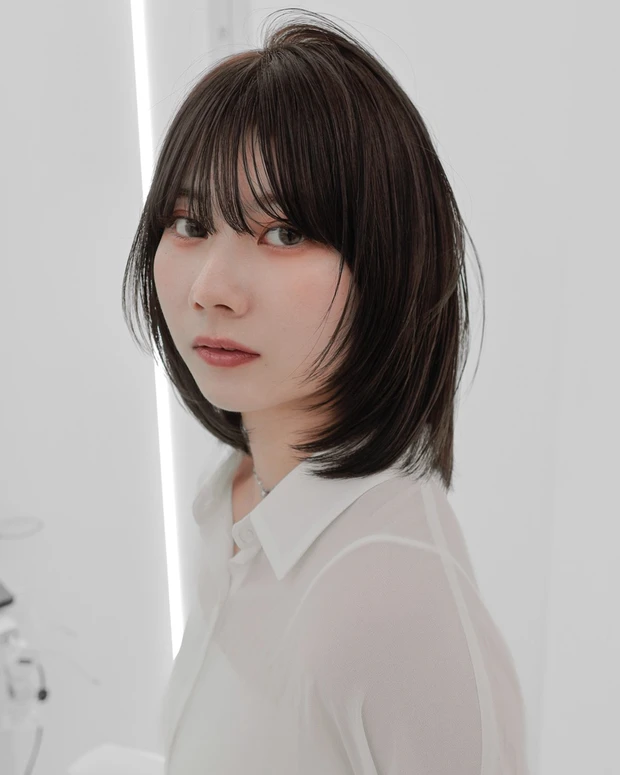 開運ヘア　2026年　髪型　ミディアム　ミディアムヘア　暗髪　顔まわりレイヤー　正面　COA　ゆうだい