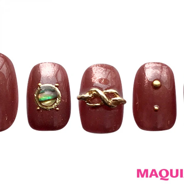 ゴールドアクセのように楽しむ、大人リッチな「チェーン」ネイル