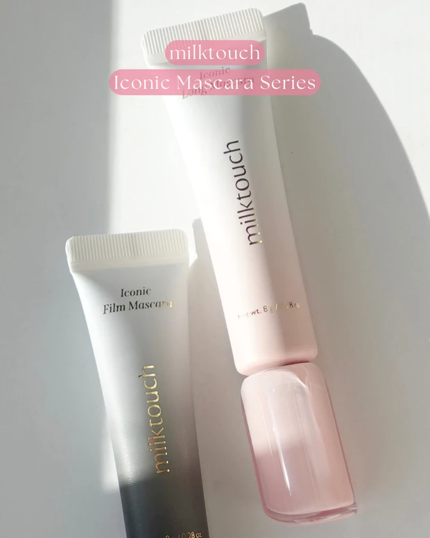 milktouch（ミルクタッチ）『アイコニックロングマスカラ』と『アイコニックフィルムマスカラ』のパッケージを2本並べて撮影。カラーやデザインの違いが分かるよう、同じ背景で寄り気味に配置して写した商品写真。