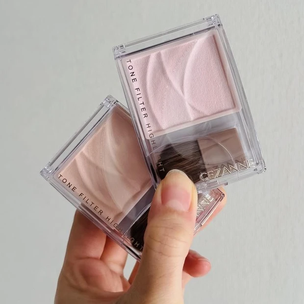 マキアインフルエンサー人気記事ランキング2位 《セザンヌ》バズる理由を徹底検証☆「トーンフィルターハイライト」全2色レビュー