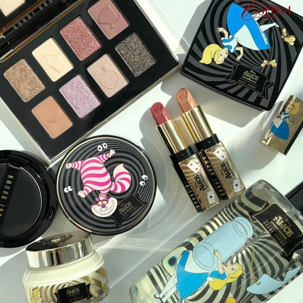 ボビイ ブラウン×ディズニーの限定コレクションをスウォッチ！ 『ふしぎの国のアリス』デザインに【クリスマスコフレ2025】