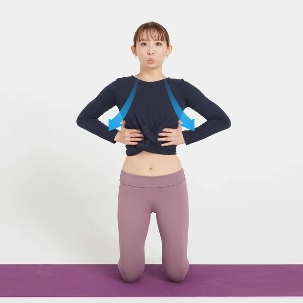 美くびれにおすすめの美筋ヨガ_口から吐く息(7秒)で、軽く手であばらを押しながら内側に締めていく