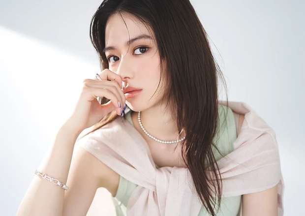 山本舞香 美肌見せを叶える春のコーラル系チークメイク