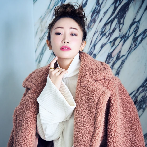 冬コートに合わせるメイクは？ 神崎 恵さんのピンクの使いこなしに注目
