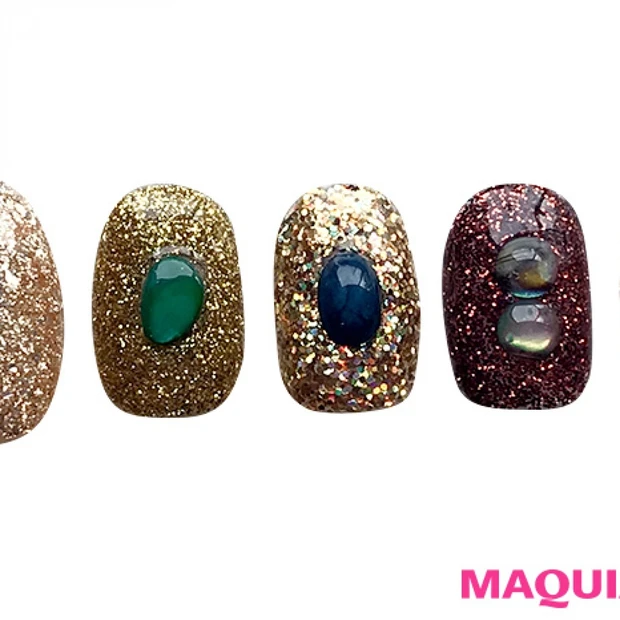 まばゆいゴールドの「グリッター」ネイルは、シンプルなストーン仕上げが正解…