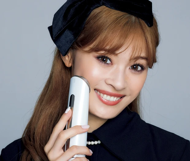 君島憂樹さんがヤーマン HAKEIを使用している様子