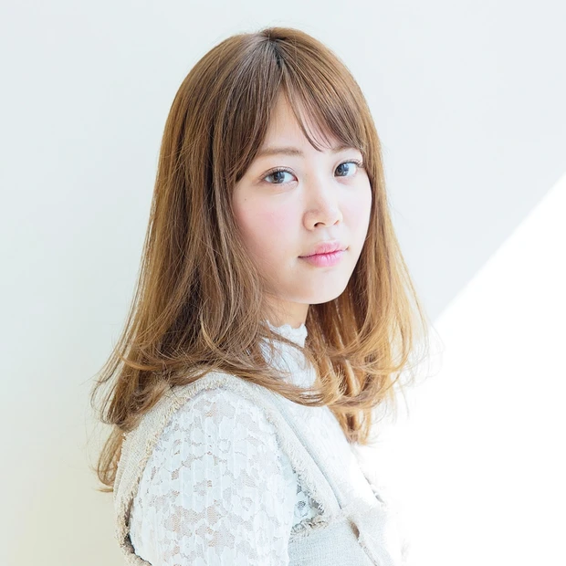 サラッとまとまる! 簡単アイロン巻きで仕上げるナチュラルカールロング