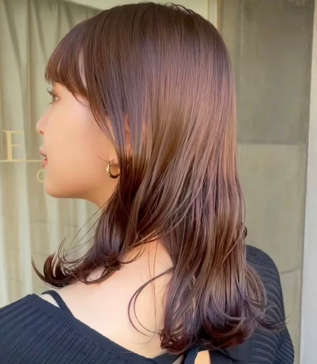ミディアム ヘアスタイル2022 明るめカラー 前髪あり