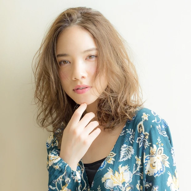 ハイライトで仕上げる透け感たっぷりのミディアムレイヤー