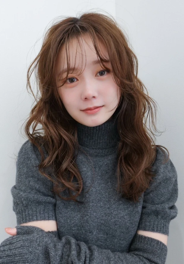 髪型 セミロングヘア レイヤーカット パーマ 前髪あり 正面