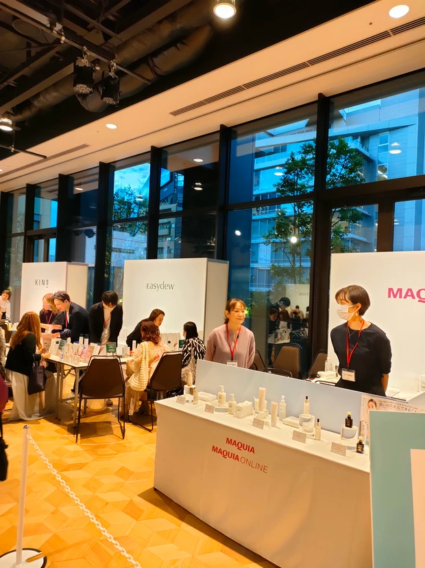 MAQUIAサロンのゲスト石井美保さんの感動レベル！透明美肌を支える愛用スキンケア＆お土産紹介【MAQUIA SALON】_2_2