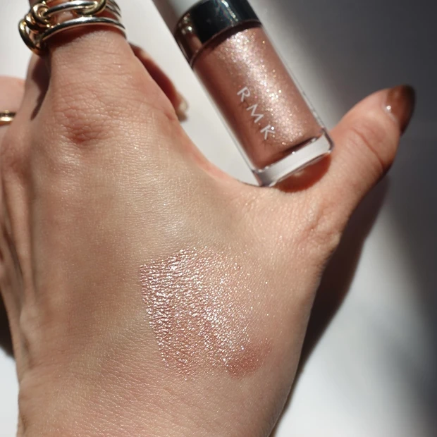 RMK リッド インプレッション リクイド アイシャドウ 06 ムーンリット マグノリアのスウォッチ