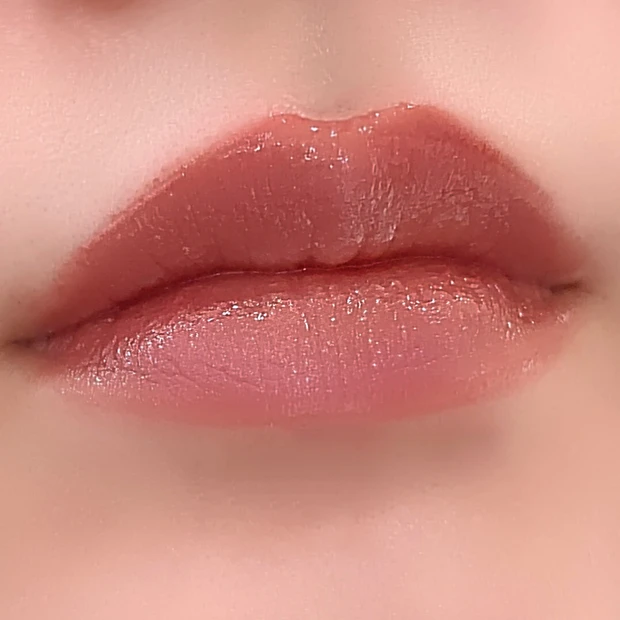 カウンターメイクでリップライナーとリップを合わせた口元アップ