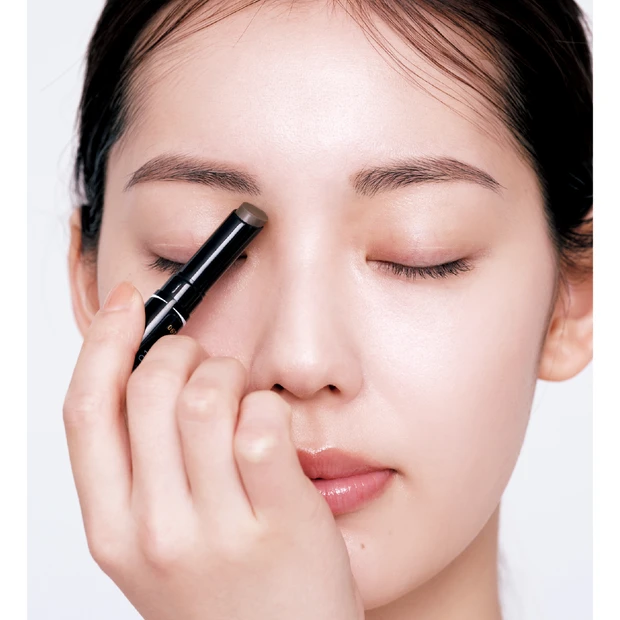 眉頭とあごに点置きで まろやかに引き締める