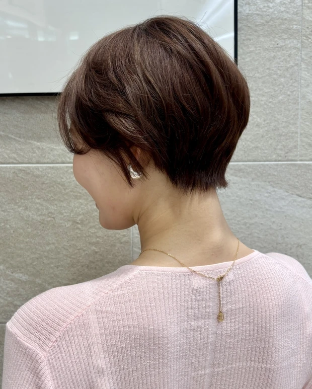髪型　ショートヘア　40代　小顔ショート　前髪なし　バックショット