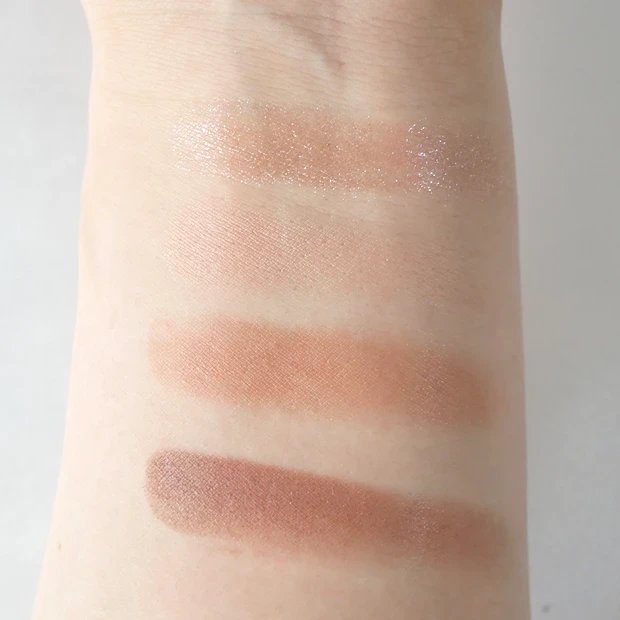 セザンヌ ビタートーンアイシャドウ　02のスウォッチ　自然光撮影