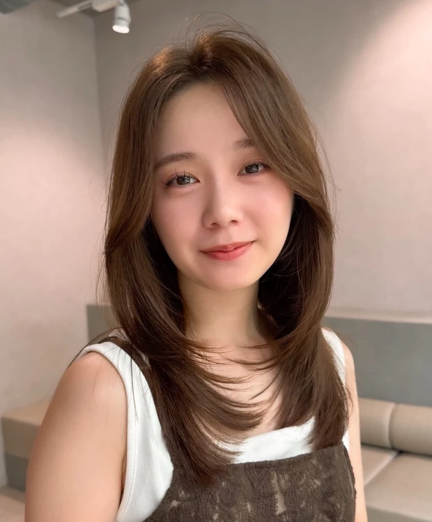 顔タイプ「フェミニン」に似合う髪型　ラフにまとまるミディアムヘア