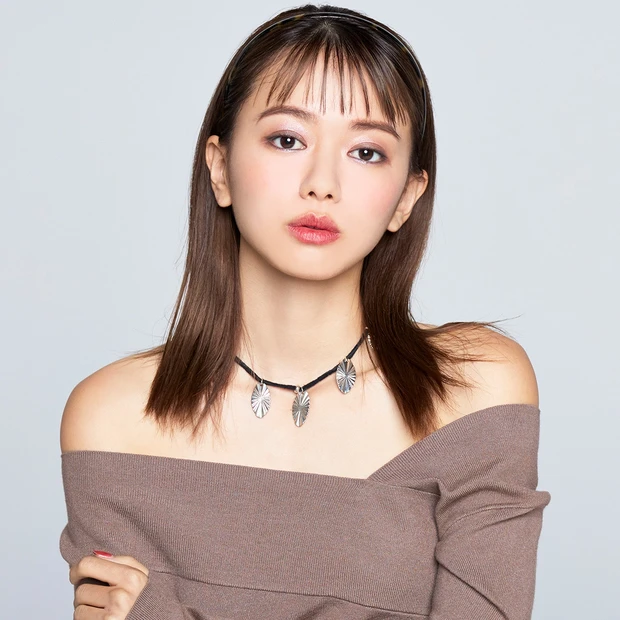 【山本舞香】レディでモードなカチューシャアレンジ2