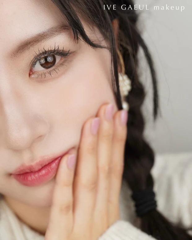 【韓国アイドルメイク】Off The Recordの世界観を表現した、IVEのガウルちゃんメイクに挑戦！スモーキーメイクのおすすめアイテムも。_1_2