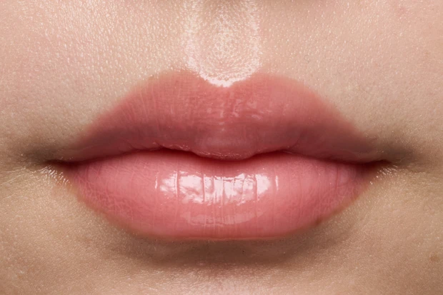 プチプラリップ　ブルベ夏　キス リップアロー グロウ 01 スウォッチ