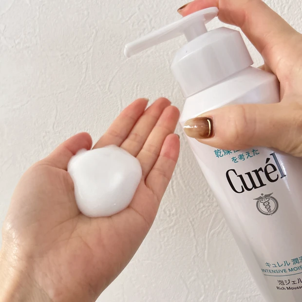 キュレル 潤浸保湿 泡ジェル洗顔料の使い方