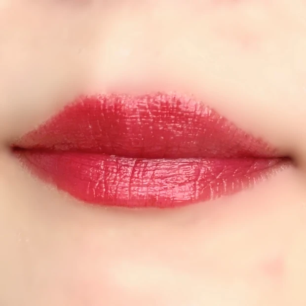 悪魔の快楽を塗った唇アップ写真