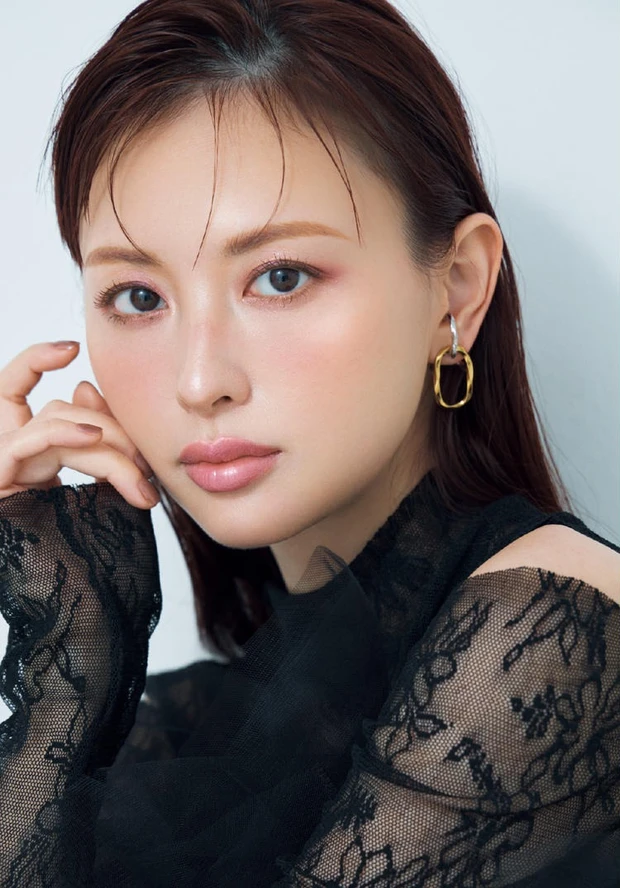 【9位】鈴木えみが魅せる! 秋新色でつくるバランス重視のピンクメイク