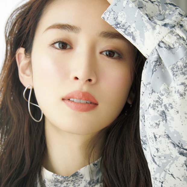 血色感チークで惹きつける表情に! 春にふさわしい美人メイクを解説