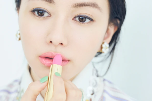 山本舞香さん×グッチが奏でるピンクリップ＆ミントネイルで大人のプレイフルメイク_7