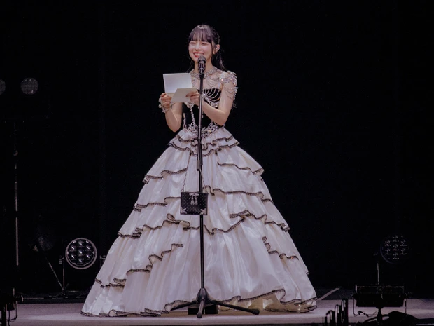 アンジュルム上國料萌衣・卒業公演メイクは『オペラ』のリップ！横浜アリーナに輝く“まっキラ”なスマイル♡【マキア独自ヘアメイク解説あり】