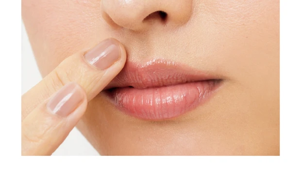 リップセラムをなじませたあと、指に残ったもので人中もマッサージ。山のラインに沿ってクルクルと。