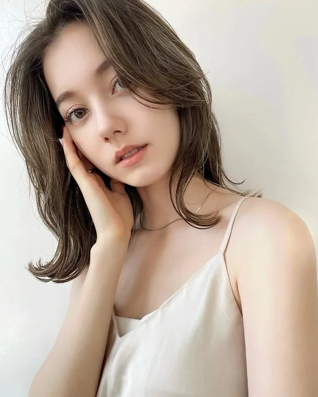 大人 おすすめ ミディアムレイヤーヘア ヘアアレンジ スタリング法 外ハネ くびれヘア