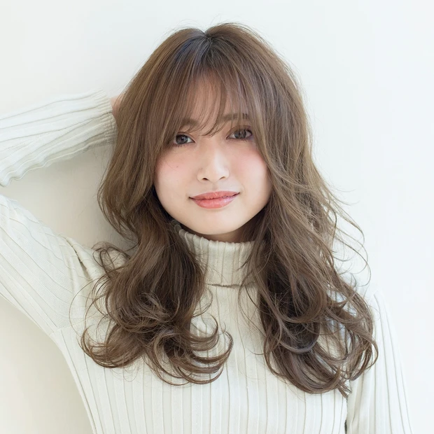 強めウェーブ×シースルーバングでクールな色気を放つ愛されロングに変身