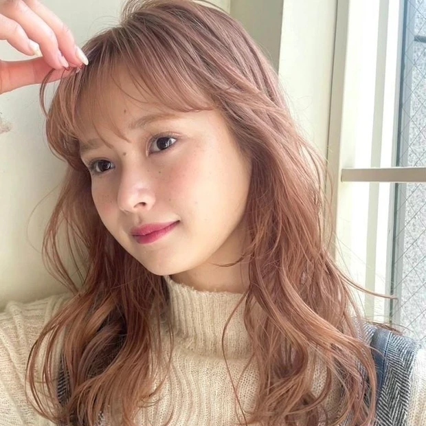 ミディアム　ヘア　髪型　ヘアスタイル　ピンクヘア　大人　前髪あり　パーマ風