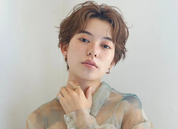 抜け感たっぷりアンニュイショート サブカット右フリ