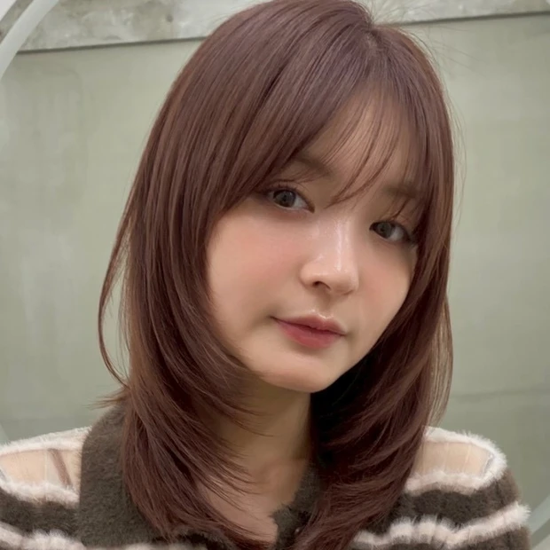 【小顔ヘア】ふんわり質感が今っぽい！ 透明感カラーの垢抜けミディアムレイ…