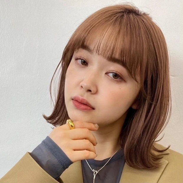 ボブ　レイヤーボブ　ヘア　髪型　ヘアスタイル　大人　前髪あり　暖色　ベージュ　前髪あり