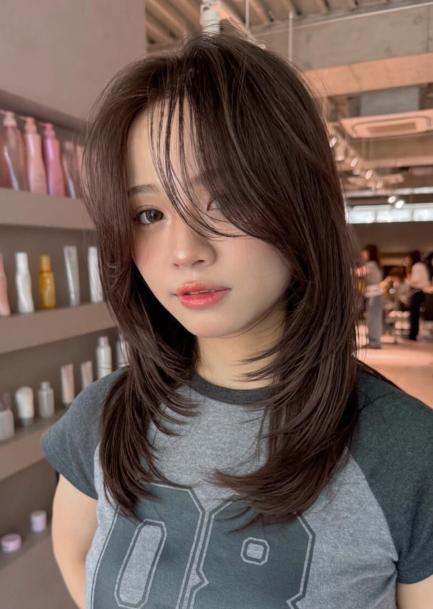 髪型　ミディアム　レイヤー　ミディアムヘア　前髪なし　スタイリング