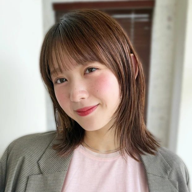 【外ハネミディアム】シースルーバング×抜け感カラーで仕上げた人気のミディアムレイヤー