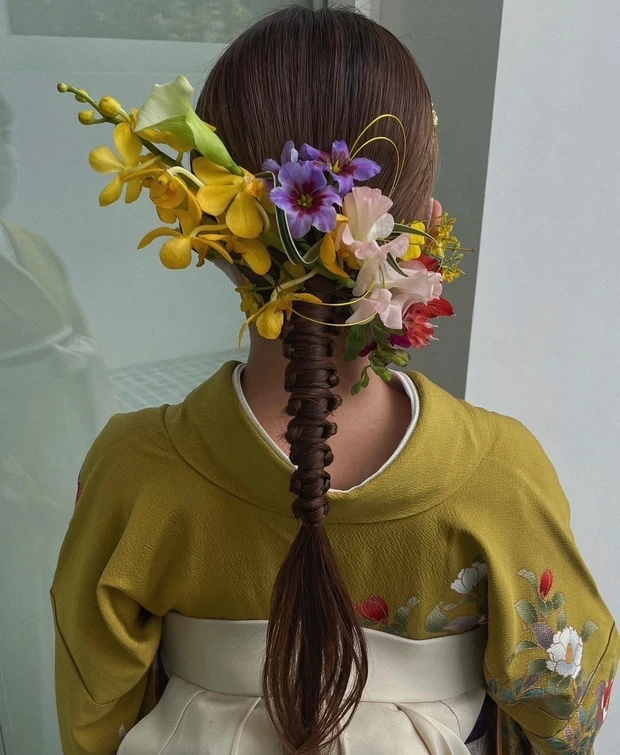 【着物に似合うヘアアレンジ】卒業式や入学式にもおすすめ! 「水引&金箔」「タイトな一本結び」「花モチーフ」のヘアアレンジ22選_3_3