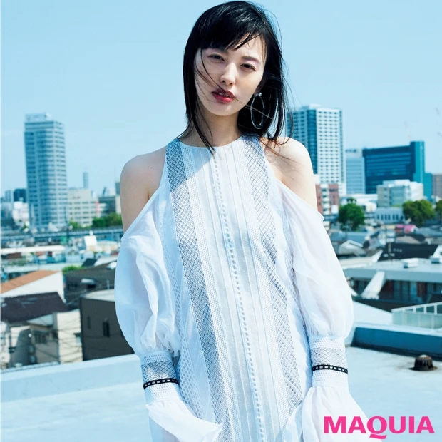 鈴木えみさんがトライ! ひねりを加えるオフショル×逆グラデシャドウ