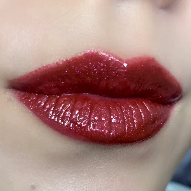 881カルーセル リキッドルージュの上にグロス塗ってみた