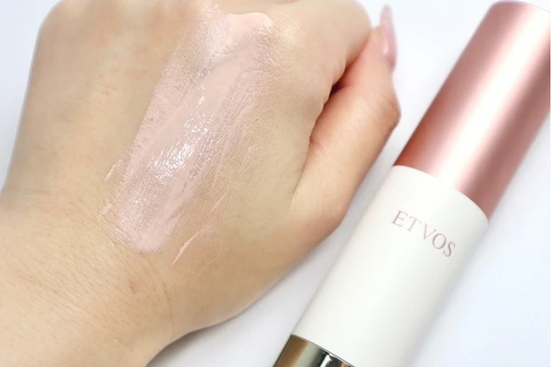 エトヴォス ミネラルトリートメントエッセンス ピンクベージュ スウォッチ