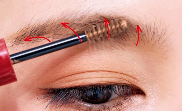 11 毛流れに沿って眉マスカラをつける